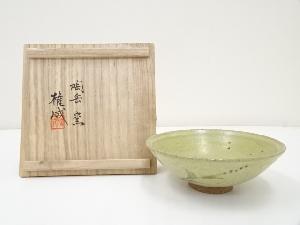 九谷焼　高権成造　灰釉草文茶碗（共箱）